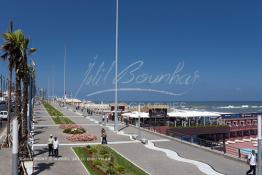 Image du Maroc Professionnelle de  La promenade d'Ain Diab près des piscines privées sur la corniche de Aïn Diab à Casablanca. Casablancais et visiteurs se dirigent vers la corniche quand la météo est favorable à la baignade. A une époque pas si lointaine plusieurs piscine’s fleurissent sur  cette corniche  toutes, plus sportives, plus élitistes les unes que les autres. Elles étaient même plus nombreuses qu’aujourd’hui certaines ont disparu comme les sables d’or, la piscine municipale Georges Orthlieb etc… Lundi  7 Juillet 2009. (Photo / Abdeljalil Bounhar) 